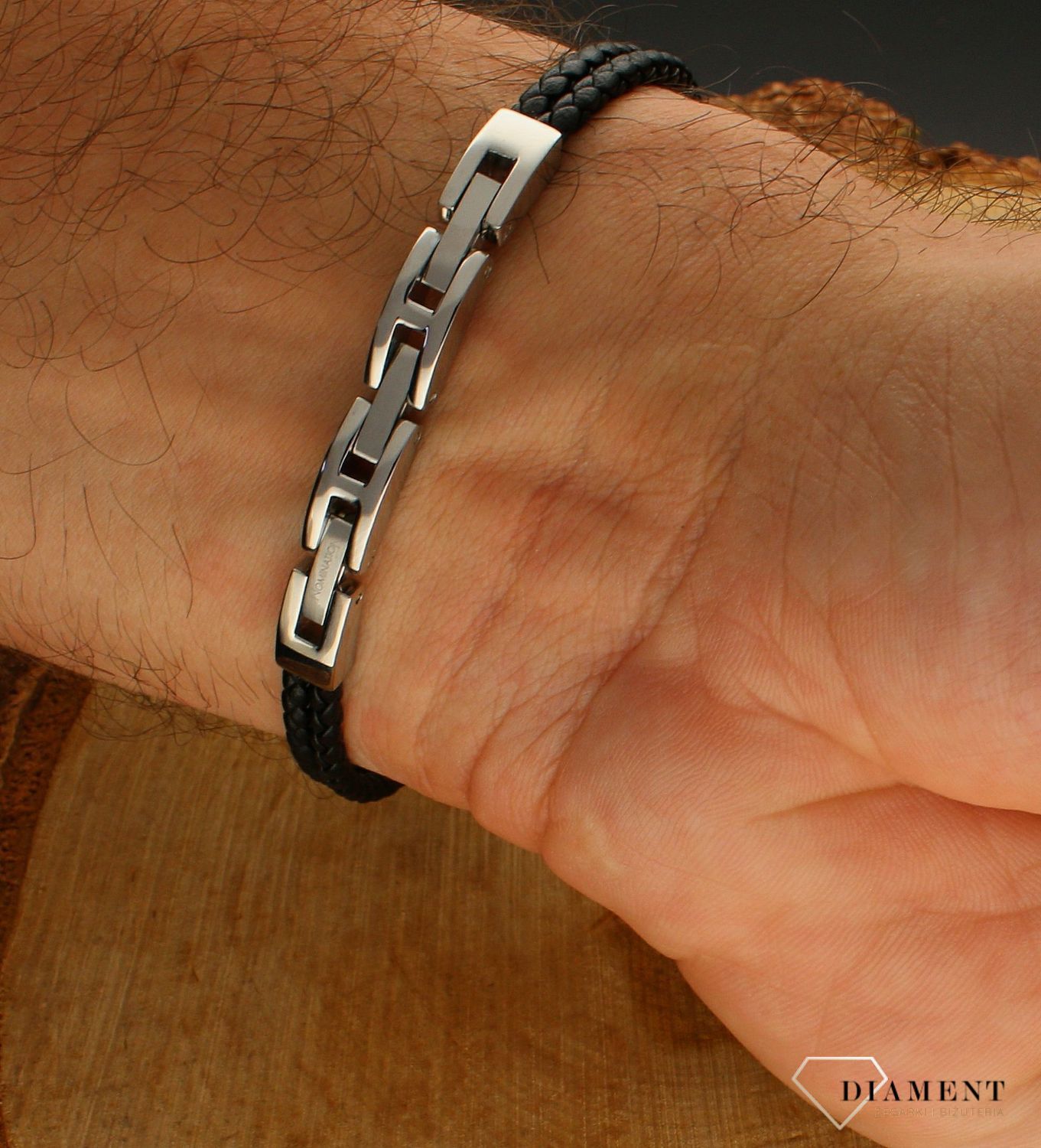 Bransoletka męska Nomination Italy Manvision szara skórzana z białymi cyrkoniami 133002 001. Bransoletka z szarej skóry i stali szlachetnej z eleganckimi detalami i cyrkoniami. Bezpieczne zapięcie na zatrzask ze srebrnej s.jpg